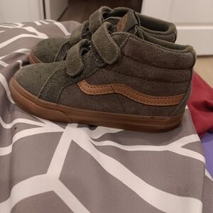 Vans Toddlers Sk8-Mid Reissue V gum sole shoes in a grey/green suede color. 8.0